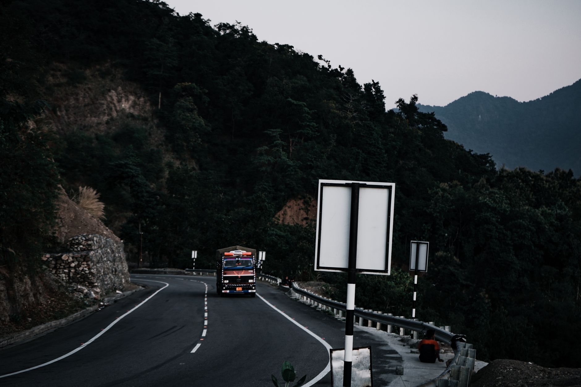 Retarder, Intarder e Travão de Serviço: Guia do Estradeiro para Travar em Segurança